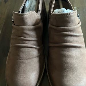Clark’s low cut boot